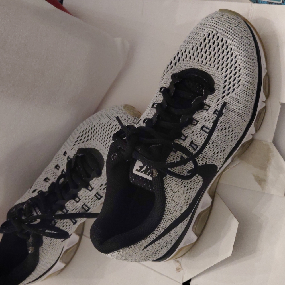 Nike tennis shoes, good condition